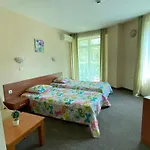 L&b- Free Parking Хотел